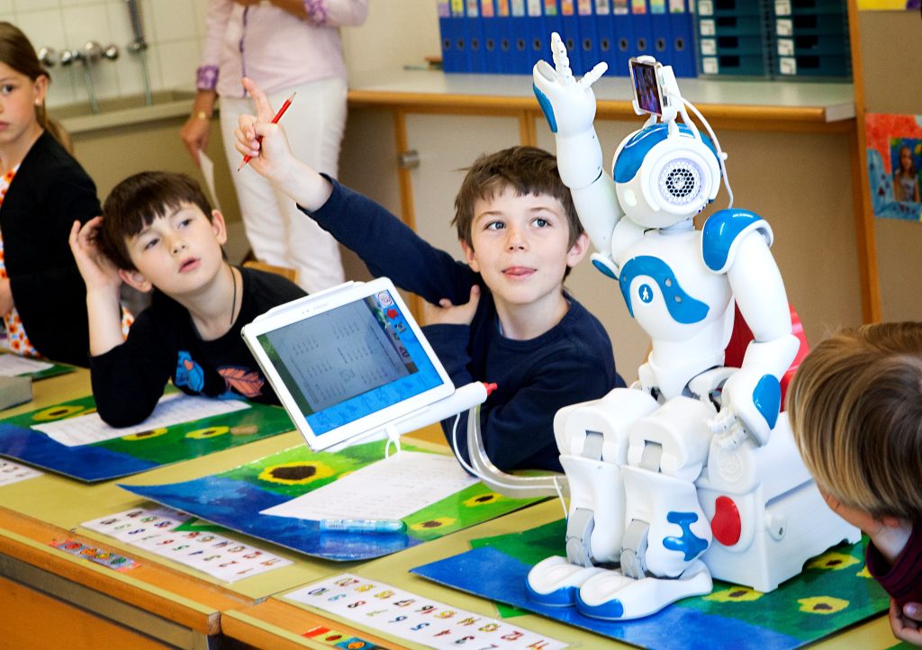 avatarkids Reportage sur le projet Avatar Kids, qui permet aux enfants et adolescents contraints à être hospitalisés d’avoir une présence en classe par le biais de Nao, le robot de la société française Aldebaran Robotics.
Nao remplace l’enfant malade dans la salle de classe pendant son séjour à l’hôpital. Le robot est commandé par l'enfant depuis son lit d’hôpital ou son domicile. L’enfant conserve ainsi sa place en classe, et peut participer au cours. Jonas a 7 ans, il est atteins de leucémie. Il est le premier enfant à tester le projet Avatar Kid avec sa classe. Il doit suivre un traitement de chimiothérapie ce qui l'empêche de se rendre à l'école. Il assiste maintenant au cours grave au robot Nao qu'il peut commander à distance via une tablette.